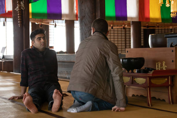 dos hombres meditando en el templo - japanese culture japan japanese ethnicity asian and indian ethnicities fotografías e imágenes de stock