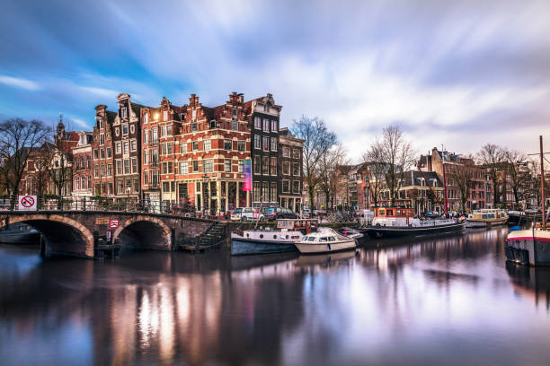 アムステルダム運河静かなシーン - amsterdam netherlands city skyline ストックフォトと画像