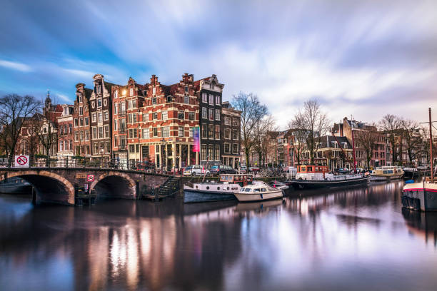 amsterdam tranquil canal scene, netherlands - keizersgracht imagens e fotografias de stock