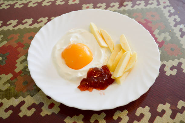 fałszywe i słodkie śniadanie z jajkiem sadzonym. trompe l'oeil (trompe l'oeil) - malarstwo iluzjonistyczne zdjęcia i obrazy z banku zdjęć