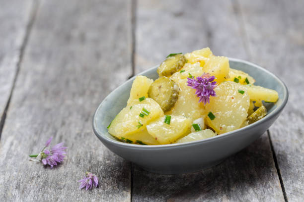 potato salad with herbs and blossom - chive blossom imagens e fotografias de stock