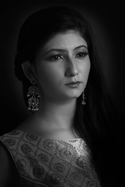 Portrait of young Indian lady in traditional wear Portrait of young Indian lady in traditional wear. This is the ethnic wear of India worn during festival or events india indigenous culture indian culture women stock pictures, royalty-free photos & images