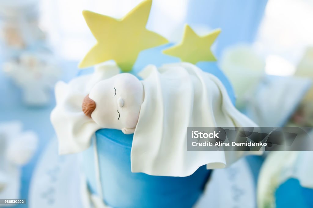 Köstliche Geburtstag, Taufe oder Baby-Dusche-Kuchen verziert mit Newbotn schlafen. - Lizenzfrei Taufe Stock-Foto