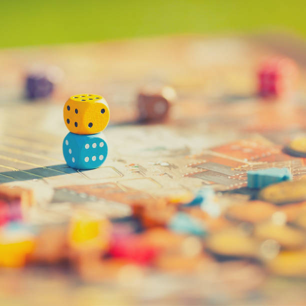 close-up: dadinhos na mesa com jogo de tabuleiro. - board game success victory winning - fotografias e filmes do acervo