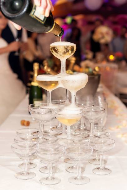 champagne pyramid - wedding reception - wedding champagne table wedding reception imagens e fotografias de stock