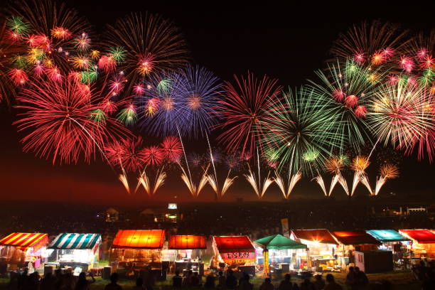 2014 年 8 月 2 日 - 山形県: 酒田花火ショー。12,000 発の打ち上げ花火とダイナミックな花火ショーは、15 shakudama 花火同時発売を含むを開始しました。 - 夜市 ストックフォトと画像