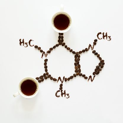 Fórmula química de la cafeína. Tazas de café, frijoles y café en polvo. Alimentos arte. Vista superior. photo
