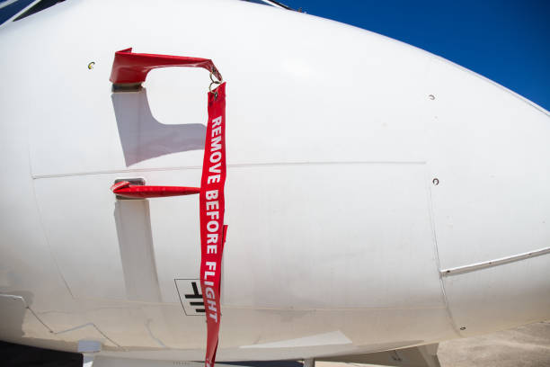 entfernen sie, bevor flug flagge statische staurohr weißen flugzeuge am parkplatz abdecken - pre flight stock-fotos und bilder