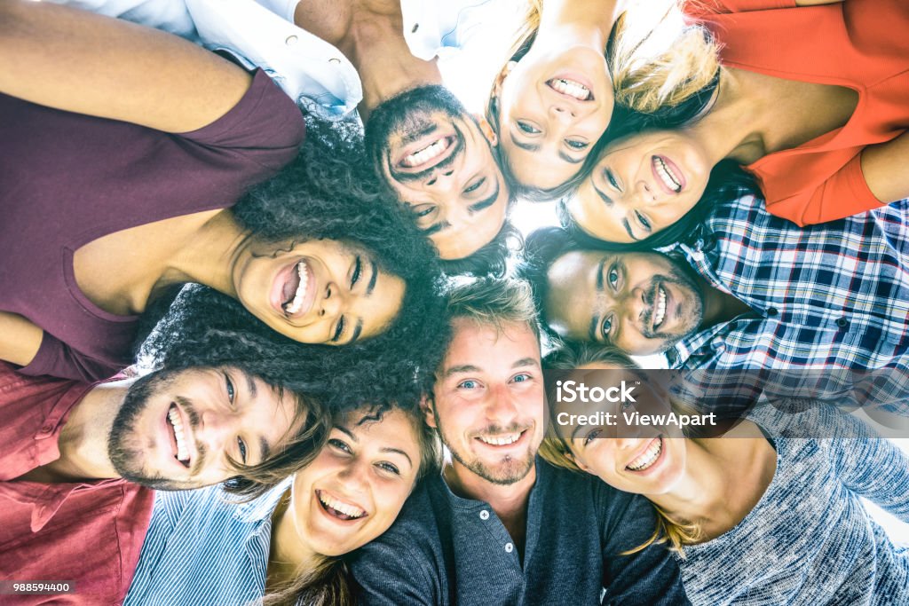 Beste Freunde Millennials nehmen Selfie im Freien mit Hintergrundbeleuchtung - glückliche Freundschaft Jugendkonzept gegen Rassismus mit internationalen jungen Menschen gemeinsam Spaß haben - Azure Filter Ton - Lizenzfrei Menschengruppe Stock-Foto