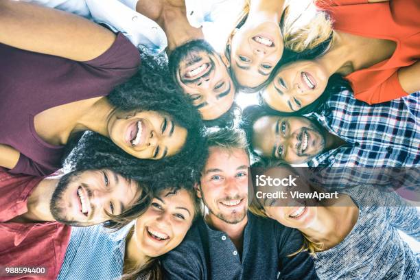 Beste Freunde Millennials Nehmen Selfie Im Freien Mit Hintergrundbeleuchtung Glückliche Freundschaft Jugendkonzept Gegen Rassismus Mit Internationalen Jungen Menschen Gemeinsam Spaß Haben Azure Filter Ton Stockfoto und mehr Bilder von Menschengruppe