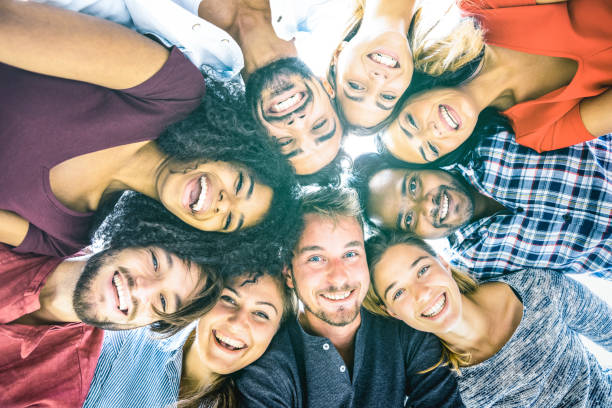 multirracial mejores amigos jóvenes del milenio tomando selfie al aire libre con iluminación trasera del tono - concepto de amistad feliz juventud contra el racismo con la internacional gente joven divirtiéndose juntos - filtro azul - happy time fotografías e imágenes de stock