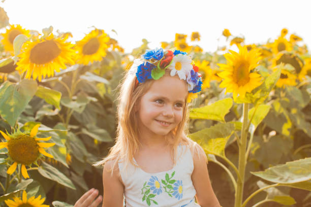 istock Happy sunflower girl 988599648