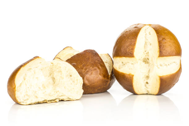 panino fresco bavarese isolato su bianco - bread bun broken isolated foto e immagini stock