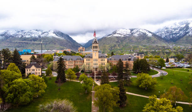 utah - spring 2018 - mountain range utah sky mountain imagens e fotografias de stock