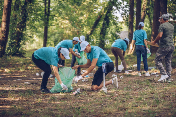 istock Volunteers cleaning park 988664594