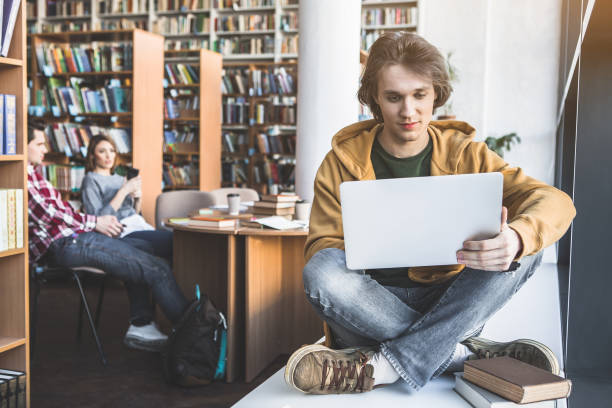 hombre alegre en gadget de ateneo - boston athenaeum fotografías e imágenes de stock