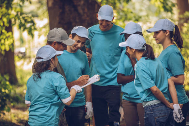 istock Volunteers cleaning public park 988670162
