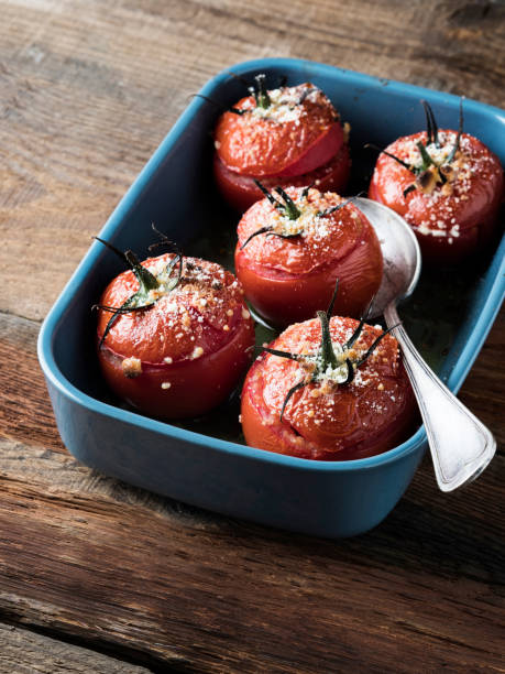 gefüllte tomaten, tomate, gekocht - stuffed tomato stock-fotos und bilder