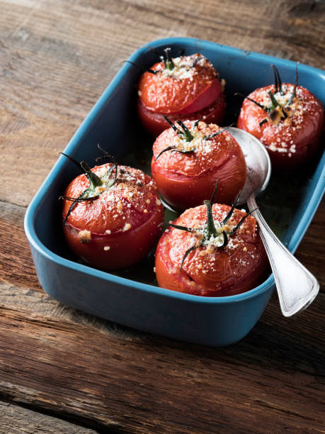 relleno de tomate, tomate, cocido - stuffed tomato fotografías e imágenes de stock