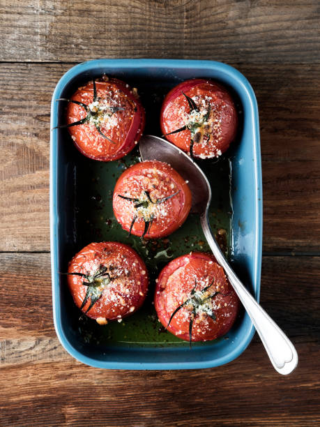 gefüllte tomaten, tomate, gekocht - stuffed tomato stock-fotos und bilder