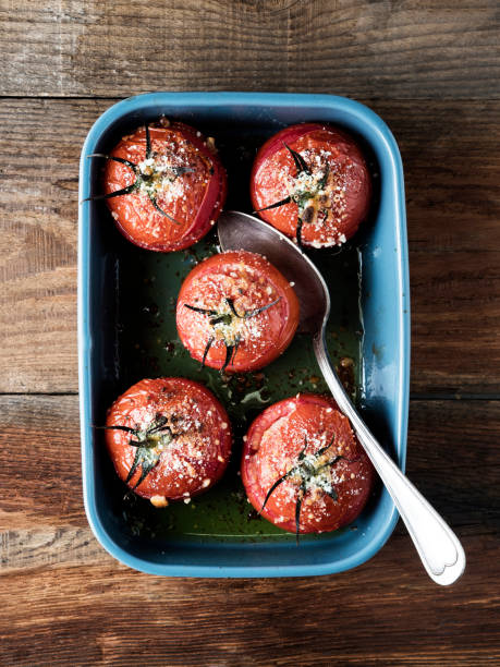 tomate recheado, tomate, cozido - stuffed tomato - fotografias e filmes do acervo