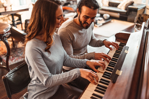 pareja tocando el piano en un apartamento de lux photo