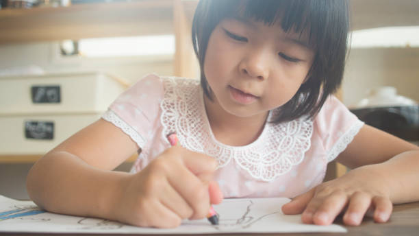 istock Girl drawing a paint in a room 988965584