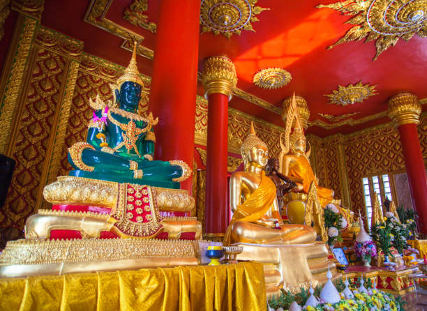 istock the emmerald Buddha in Pagoda 988985184