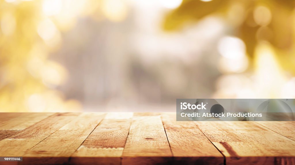 Holz Tischplatte auf Unschärfe abstrakte natürliche Laub Bokeh Hintergrund, Vintage-Ton - Lizenzfrei Tisch Stock-Foto