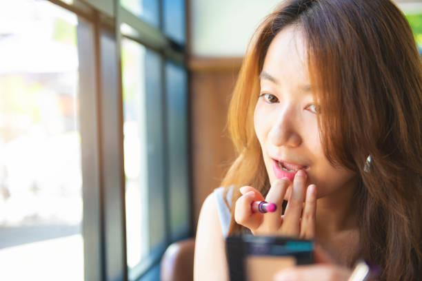 istock Asian female makeup in coffee shop 989113092