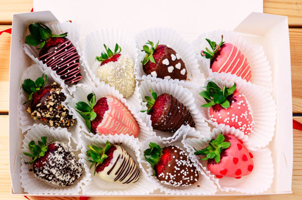 istock Gift box with strawberries in chocolate. 989178820