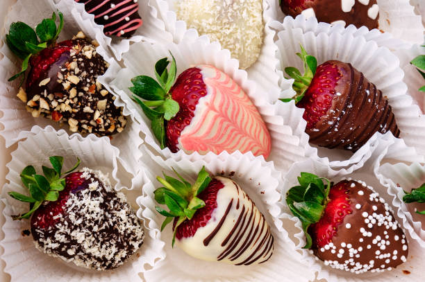istock Gift box with strawberries in chocolate. 989179226
