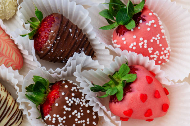 istock Gift box with strawberries in chocolate. 989179416