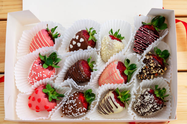 istock Gift box with strawberries in chocolate. 989179552