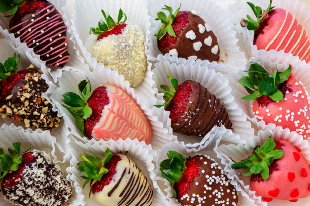istock Gift box with strawberries in chocolate. 989179836