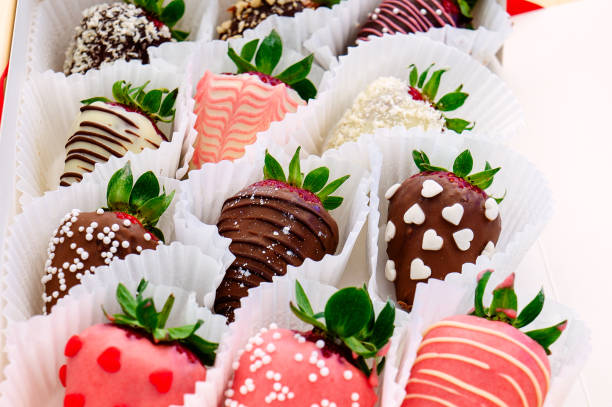 istock Gift box with strawberries in chocolate. 989179988
