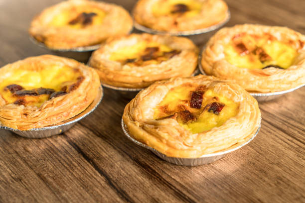 istock Egg tarts with wooden backgrounds 989194816