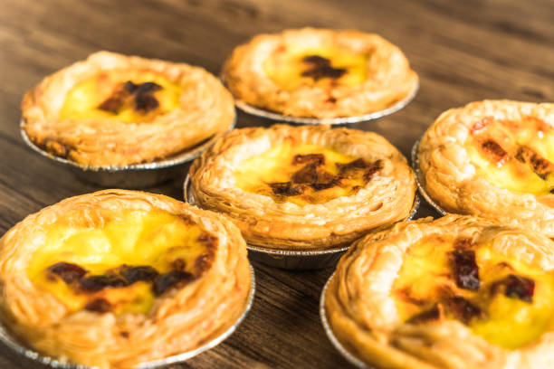 istock Egg tarts with wooden backgrounds 989197316