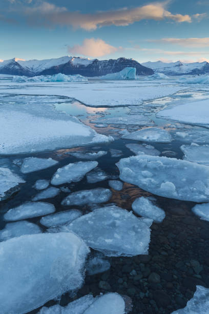 łagodny wschód słońca w lagunie jokulsaron - glacier alaska iceberg melting zdjęcia i obrazy z banku zdjęć