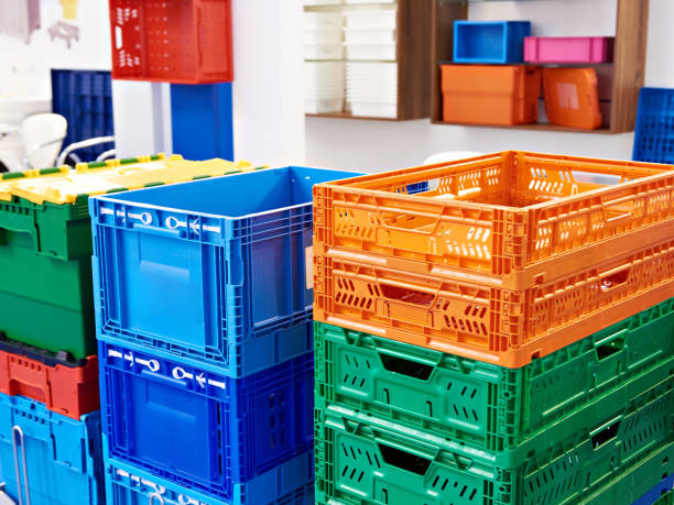 caixas plásticas para transporte de mercadorias e comércio - warehouse box crate storage room - fotografias e filmes do acervo