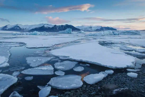The atmosphere is surreal at dawn in the Jokulsaron lagoon, where seals and a few lucky people can enjoy an endless spectacle, where icebergs float and move slowly dragged by the current.