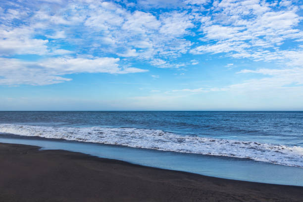 spiaggia di kujukuri sotto il cielo estivo1 - 5895 foto e immagini stock