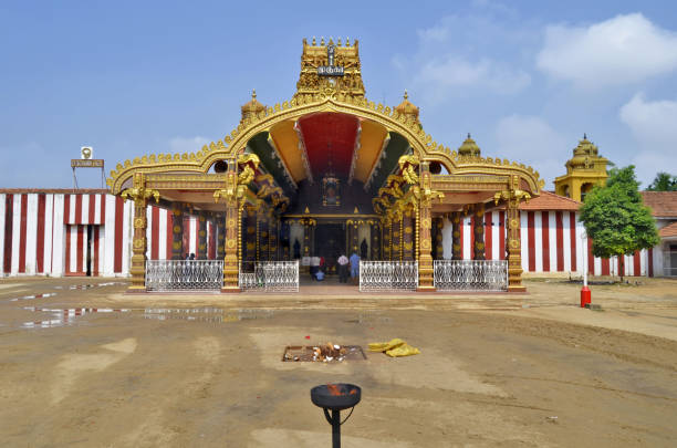 nallur kandaswamy temple à jaffna - gopuram architecture and buildings temple sri lanka photos et images de collection