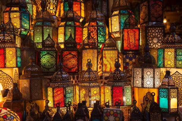 iluminación con colores en linterna de estilo musulmán - el khalili fotografías e imágenes de stock