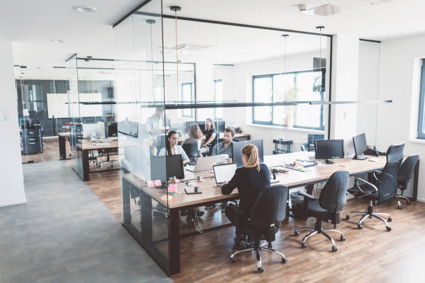 istock Bussines people at the office 989283762