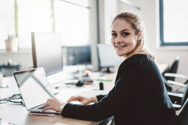 istock Businesswoman smiling 989286264
