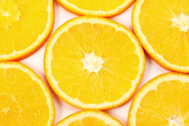 흰색 바탕에 신선한 오렌지 슬라이스 매크로 - lemon textured peel portion 뉴스 사진 이미지