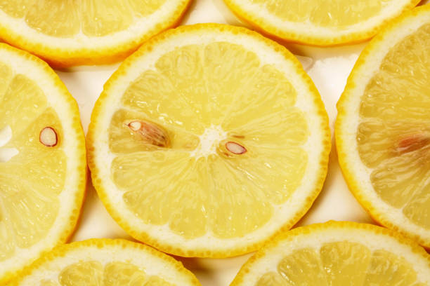 흰색 바탕에 신선한 오렌지 슬라이스 매크로 - lemon textured peel portion 뉴스 사진 이미지