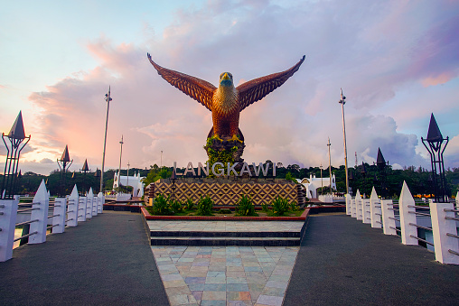 puesta de sol en la Plaza del águila, Dataran Lang es uno de lugares de interés más conocidos por el hombre de Langkawi una gran escultura de un águila listo para tomar vuelo. photo
