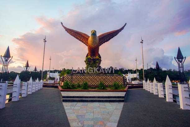 coucher de soleil à eagle square, dataran lang est l’un des plus connues attractions artificielles de langkawi, une grande sculpture d’aigle s’apprête à prendre son envol. - pulau langkawi photos et images de collection